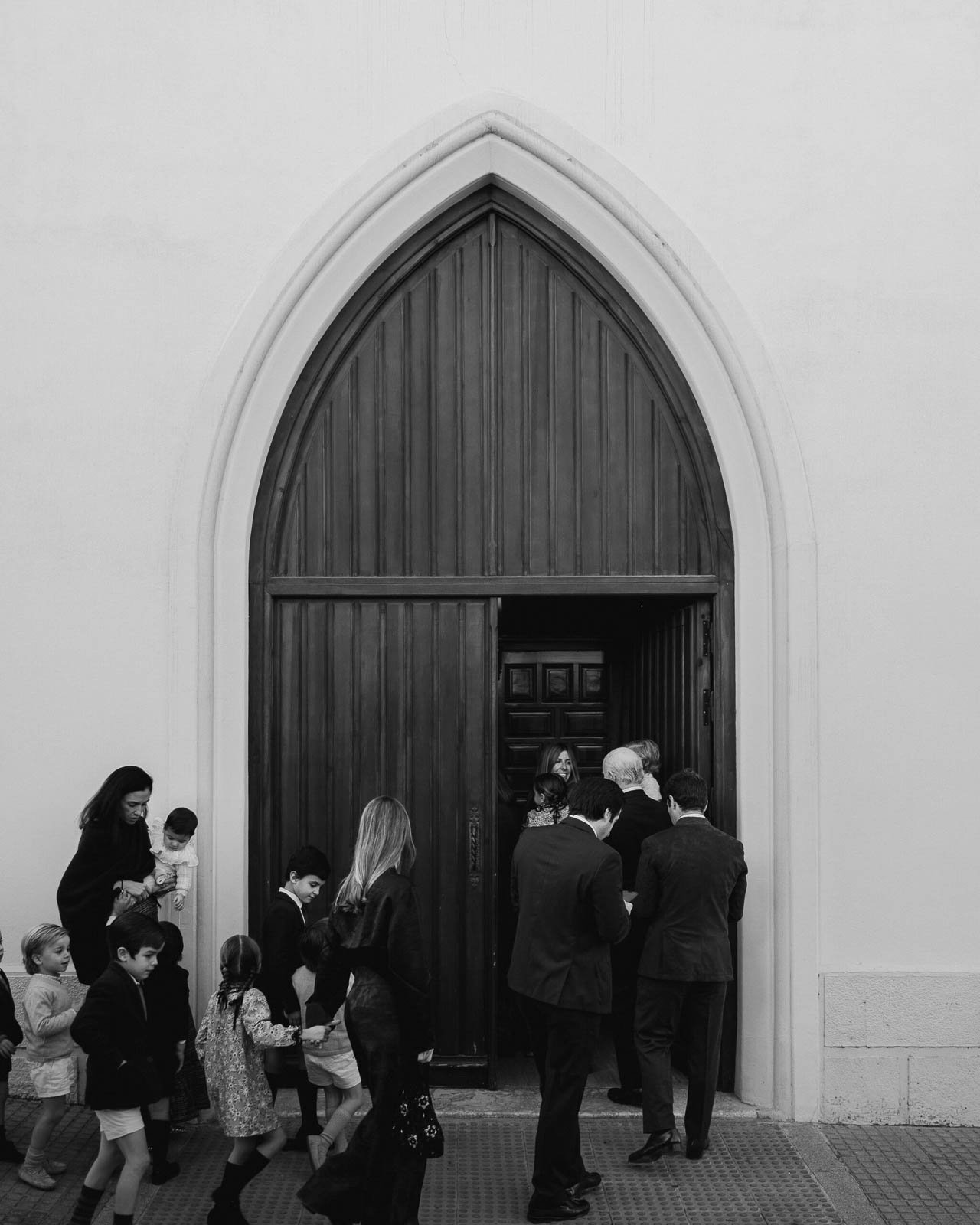 fachada de iglesia con personas entrando