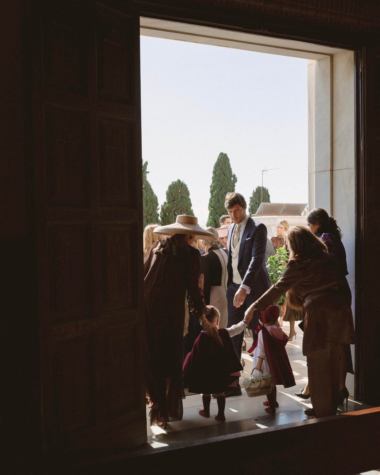 invitados celebrando a la salida de la iglesia