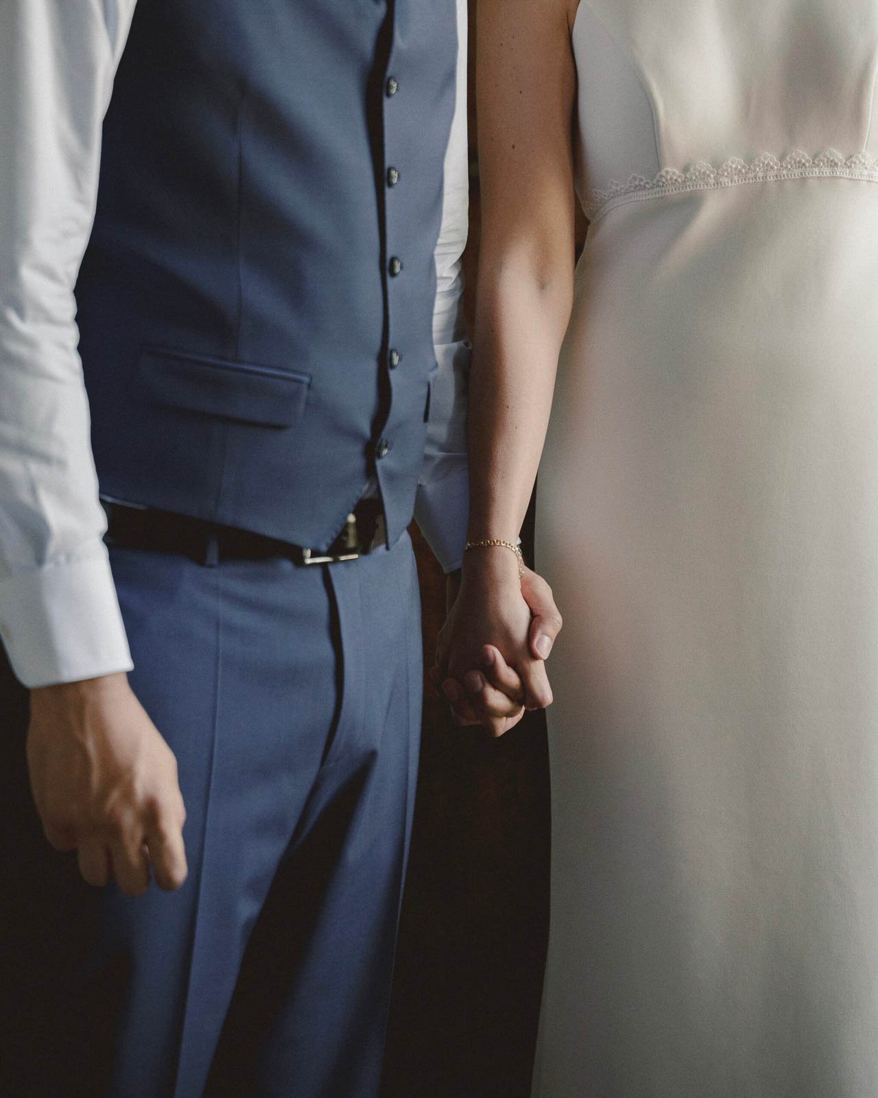 pareja cogida de la mano