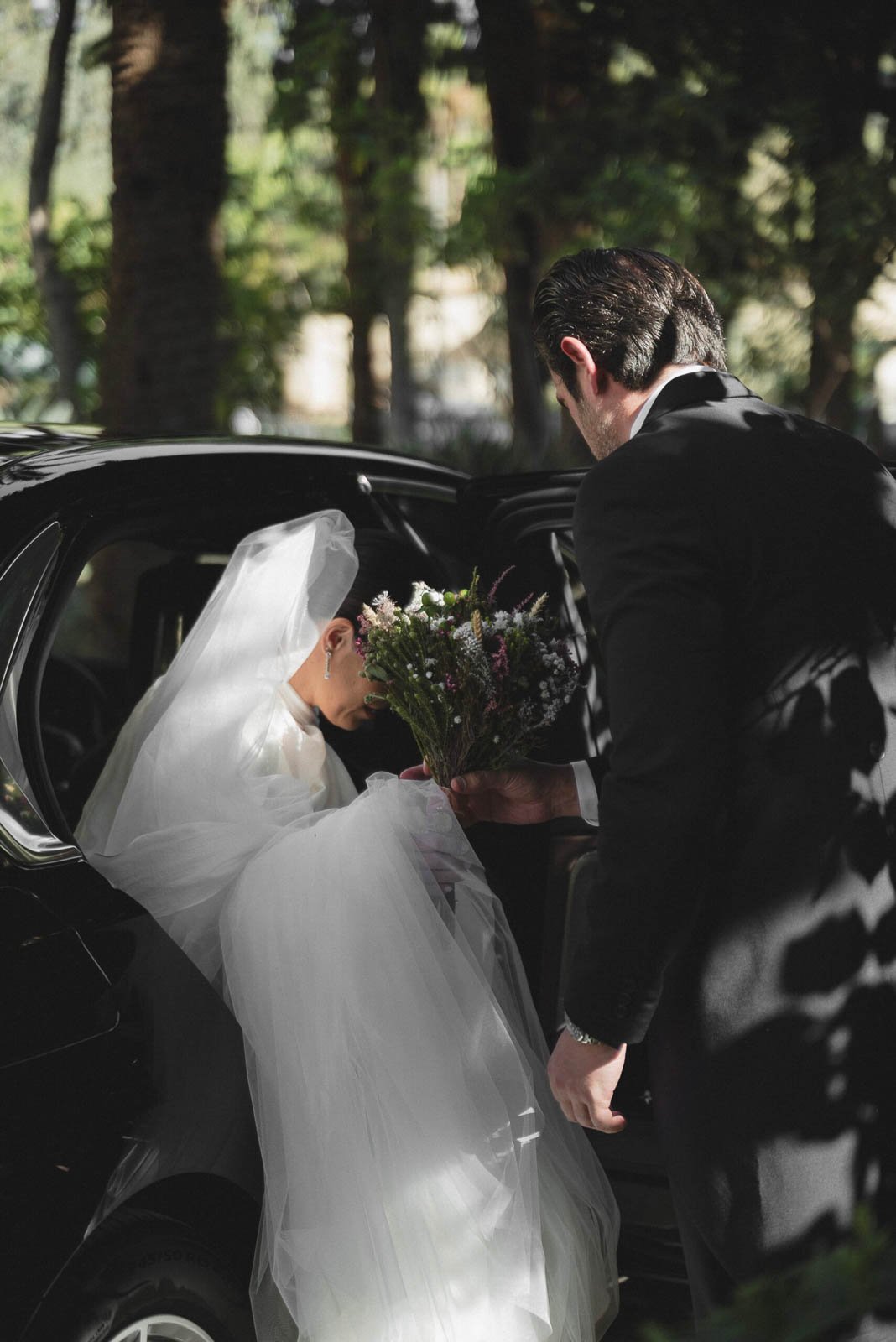 novia entrando en el coche tras la boda