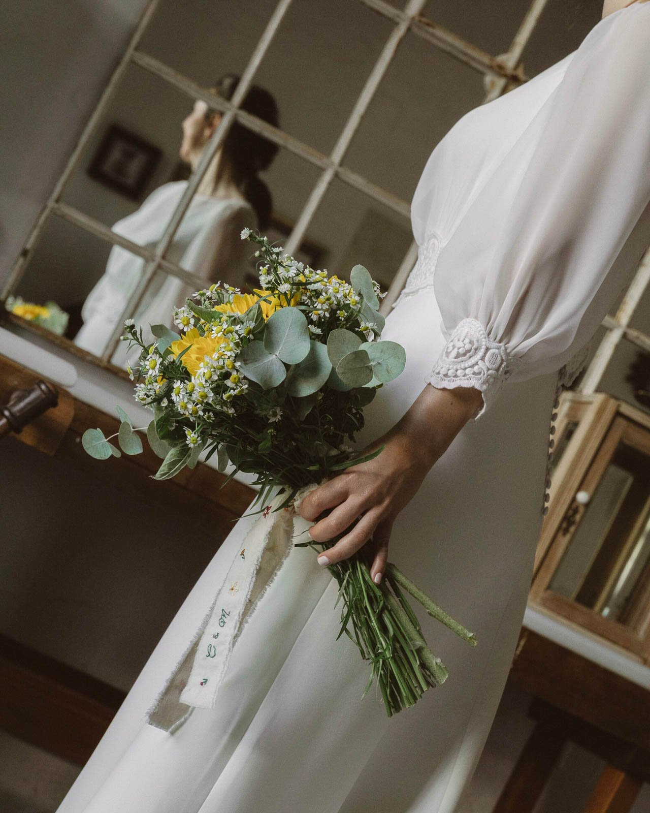 detalle del ramo de novia y vestido