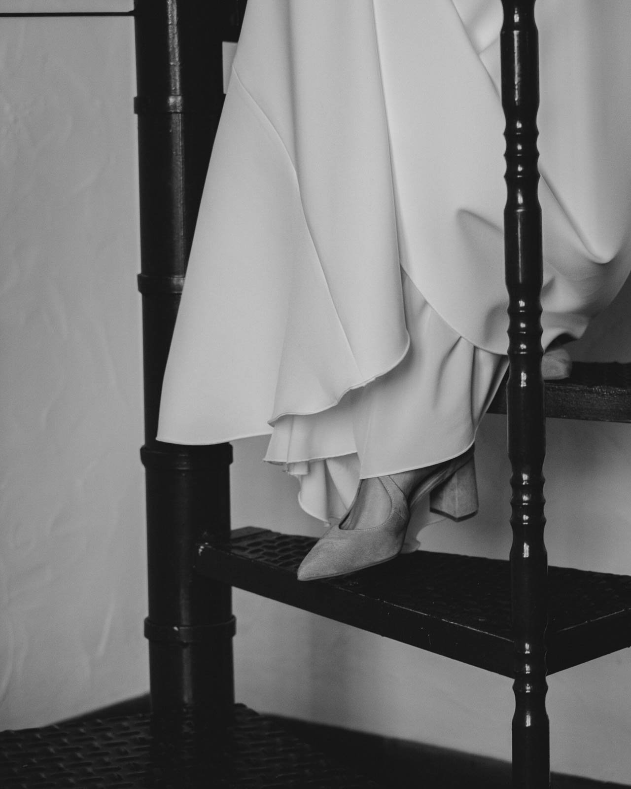 novia descendiendo unas escaleras