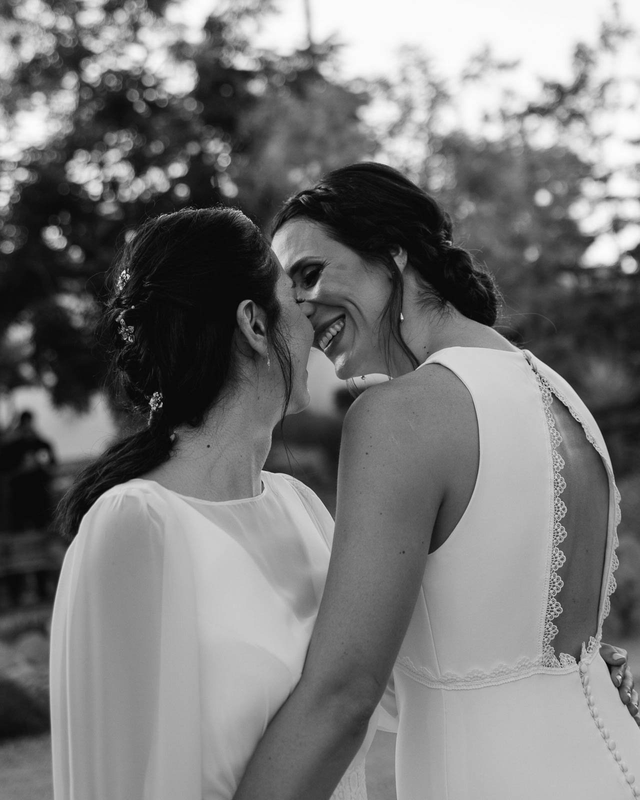 pareja mirándose con complicidad al aire libre