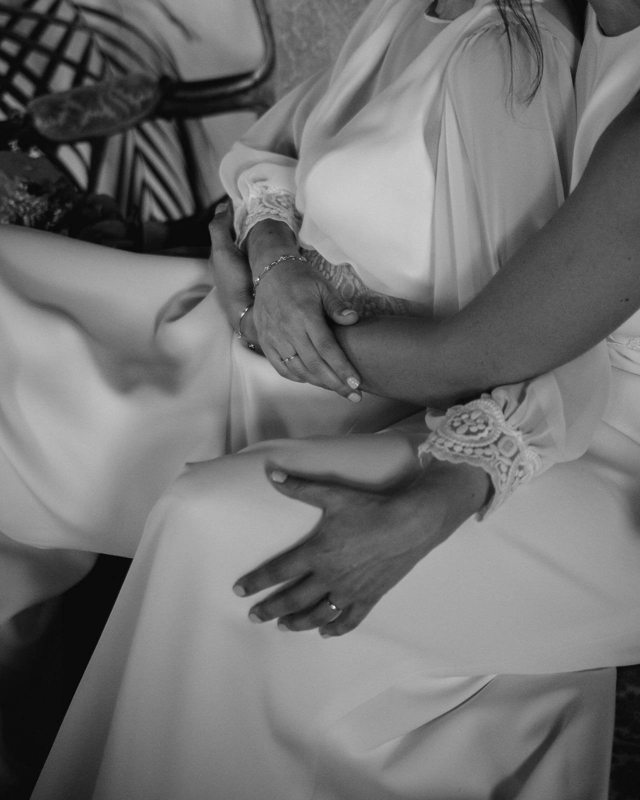 abrazo cercano entre dos personas en blanco y negro