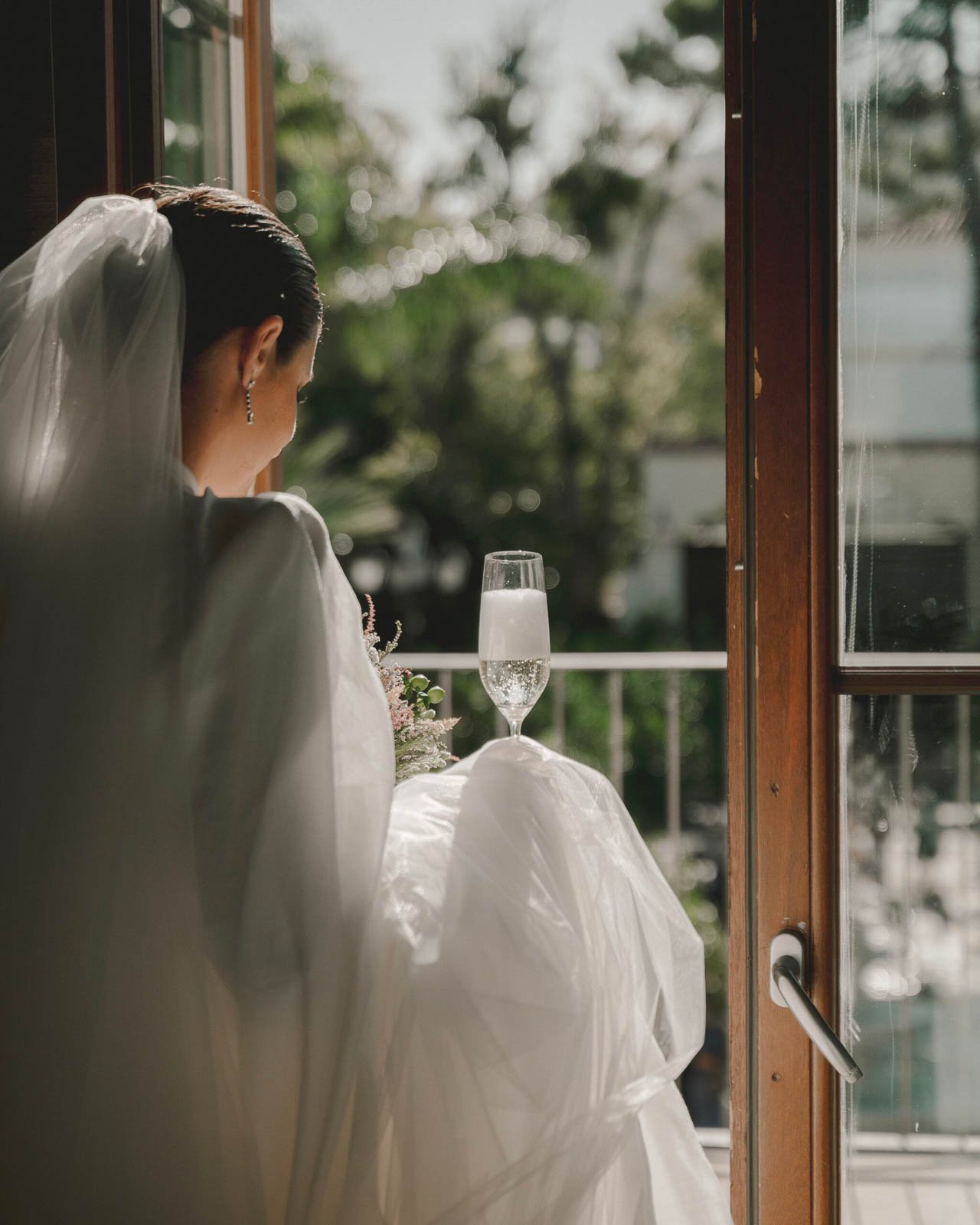 novia sujetando copa de champagne
