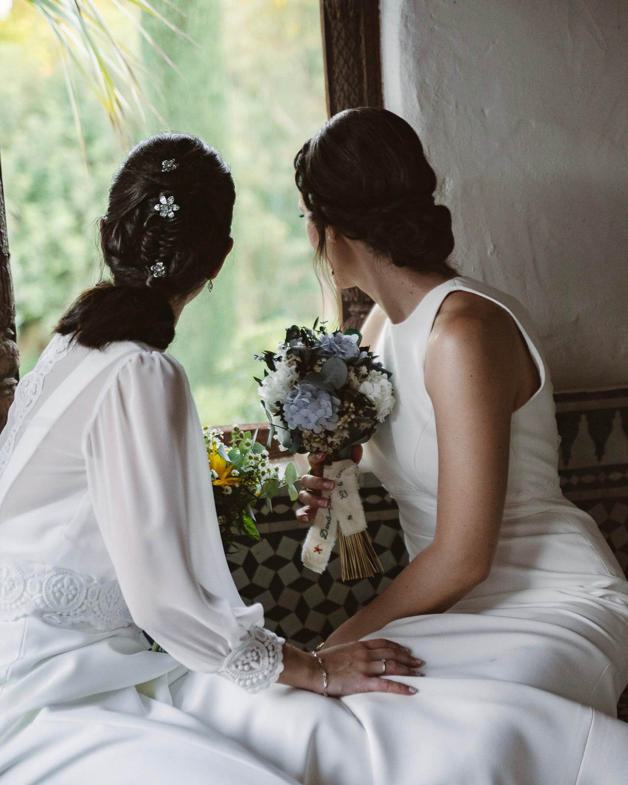 retrato íntimo de pareja en interior con luz suave