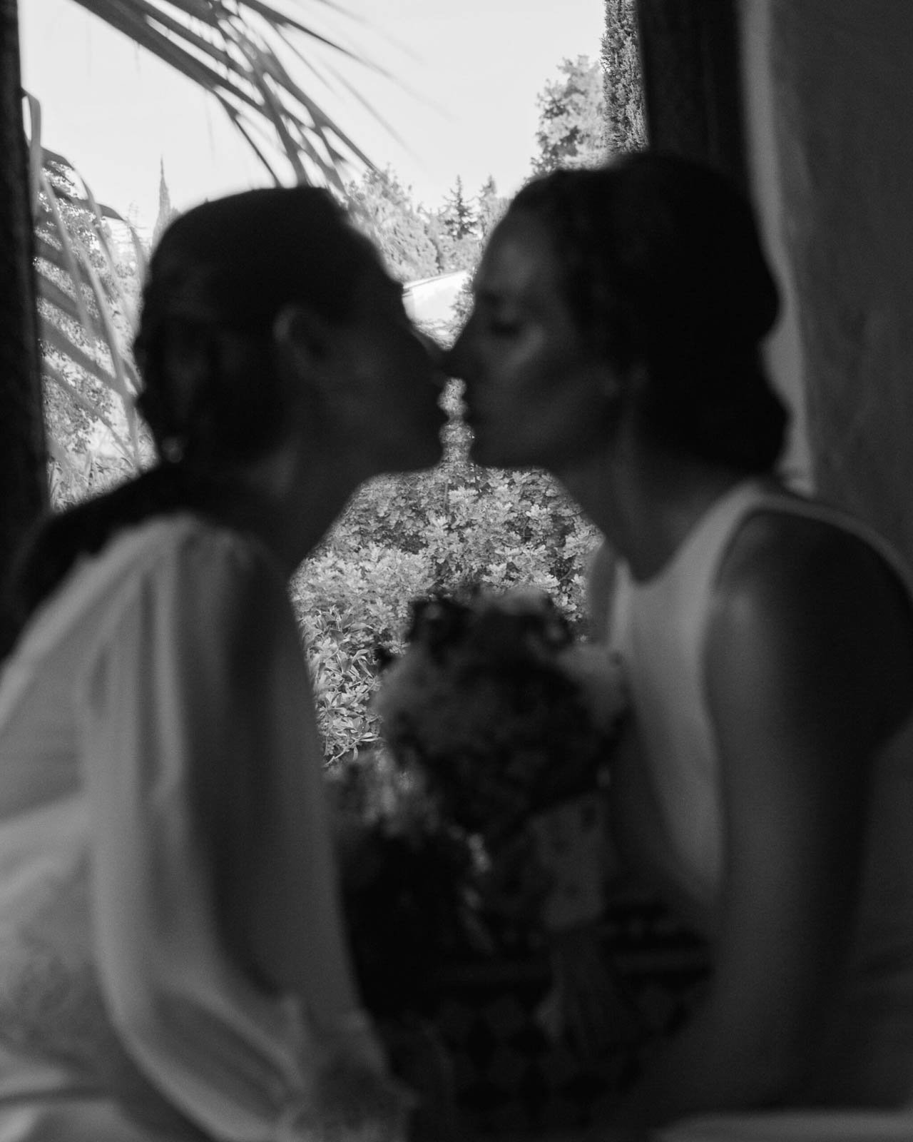 silueta de pareja besándose junto a una ventana