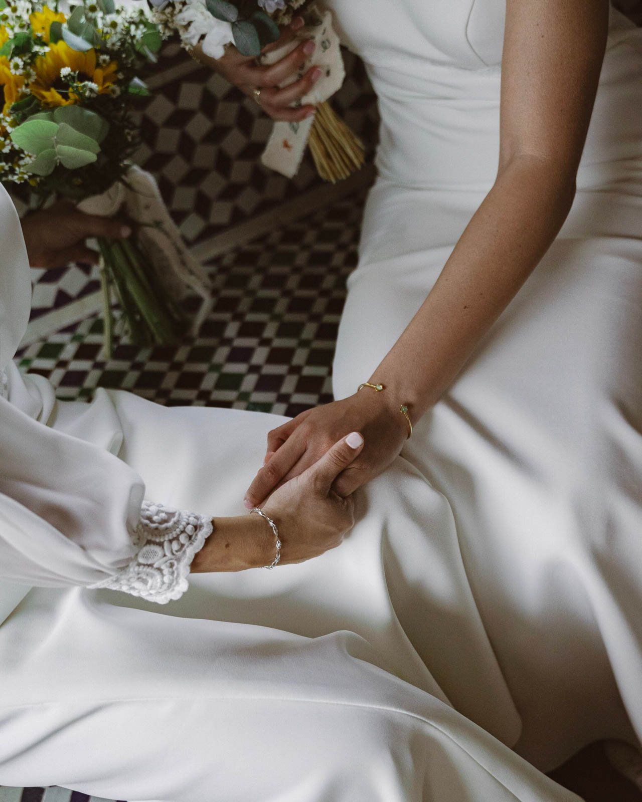 detalle de manos entrelazadas sobre un vestido