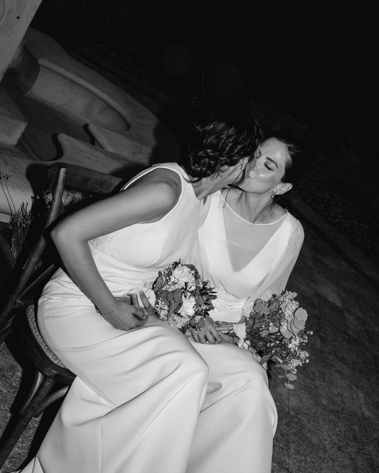 beso íntimo de dos novias sentadas