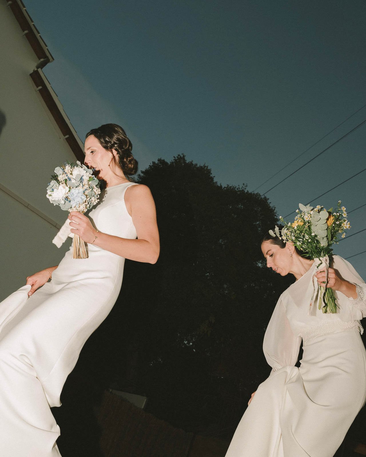 novias caminando al atardecer