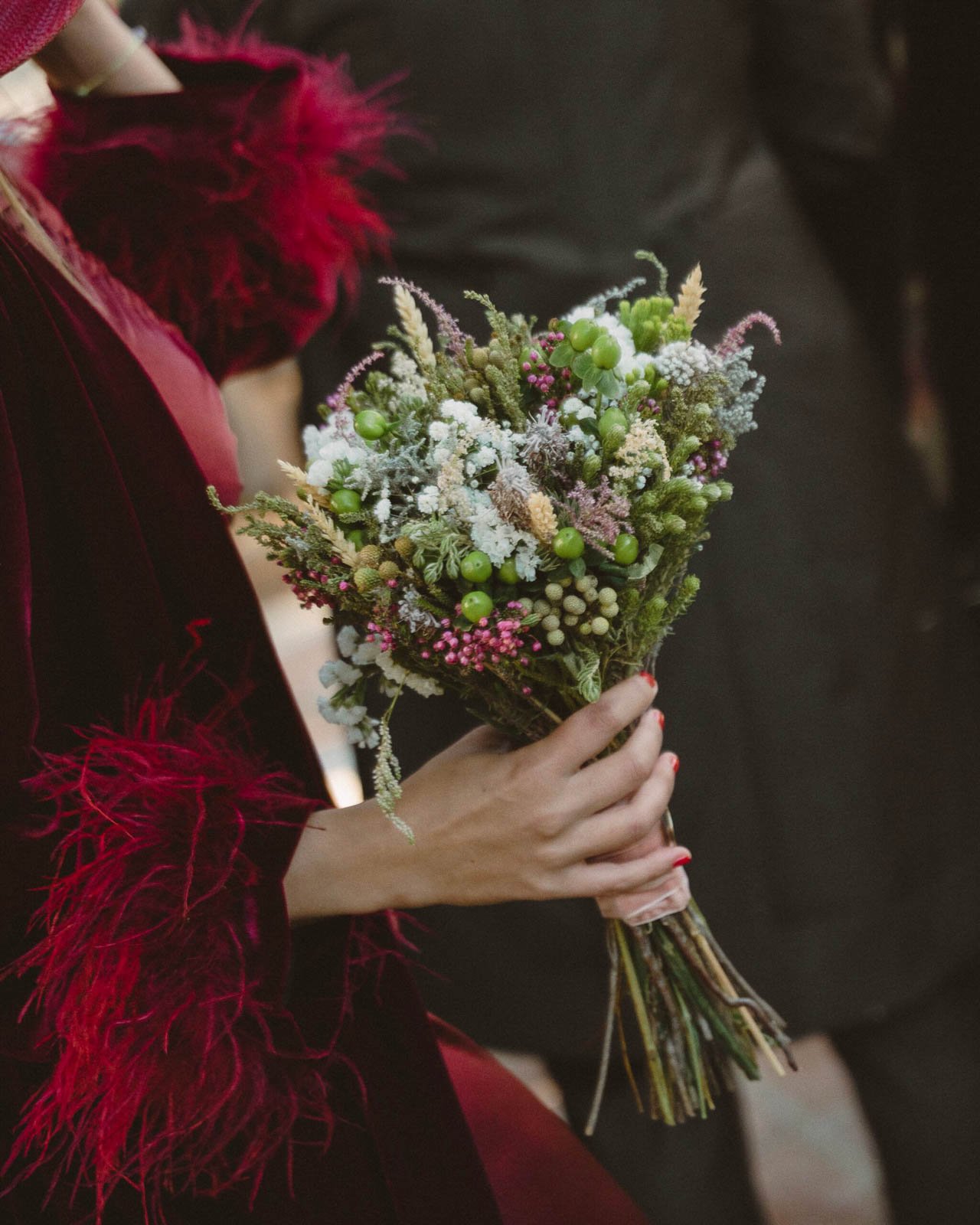 mujer sujetando un ramo vestida de rojo