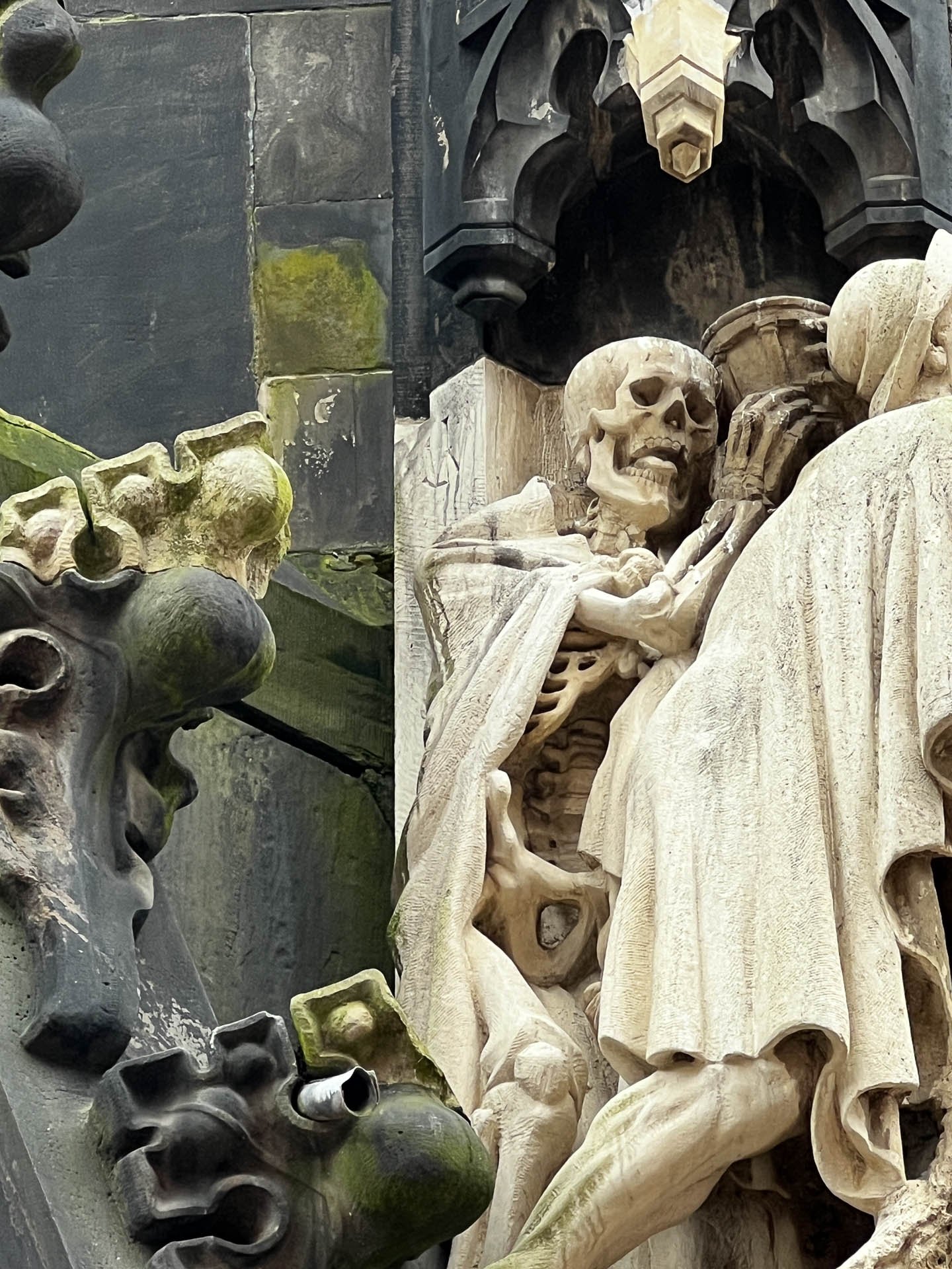 escultura antigua rodeada de elementos florales