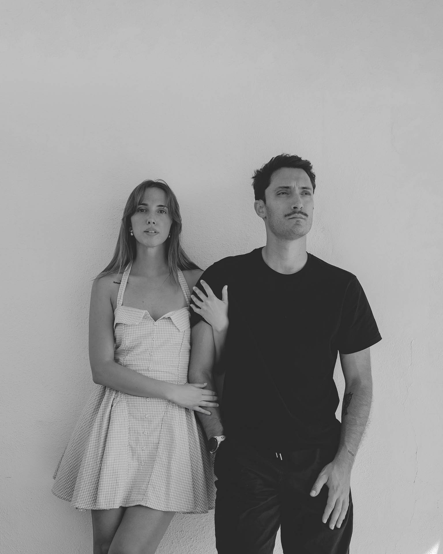 pareja retratada de forma sencilla y natural