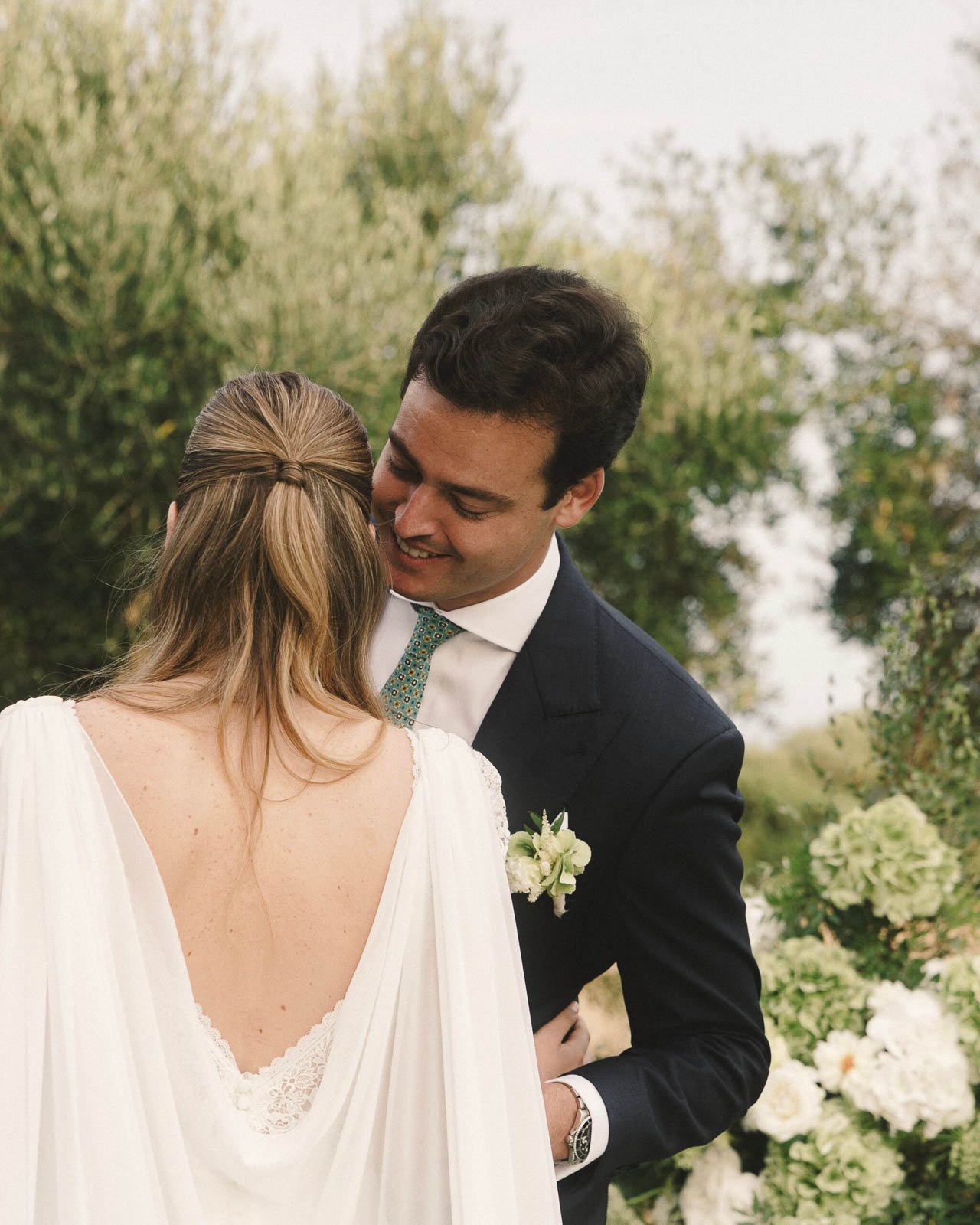 pareja mirándose de cerca en un momento íntimo