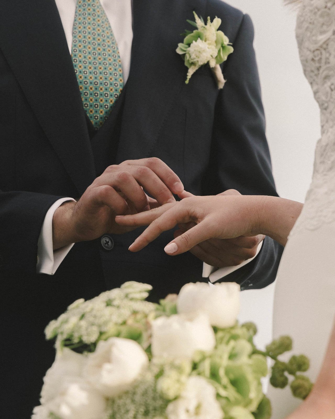 detalle de manos sujetando un ramo de flores