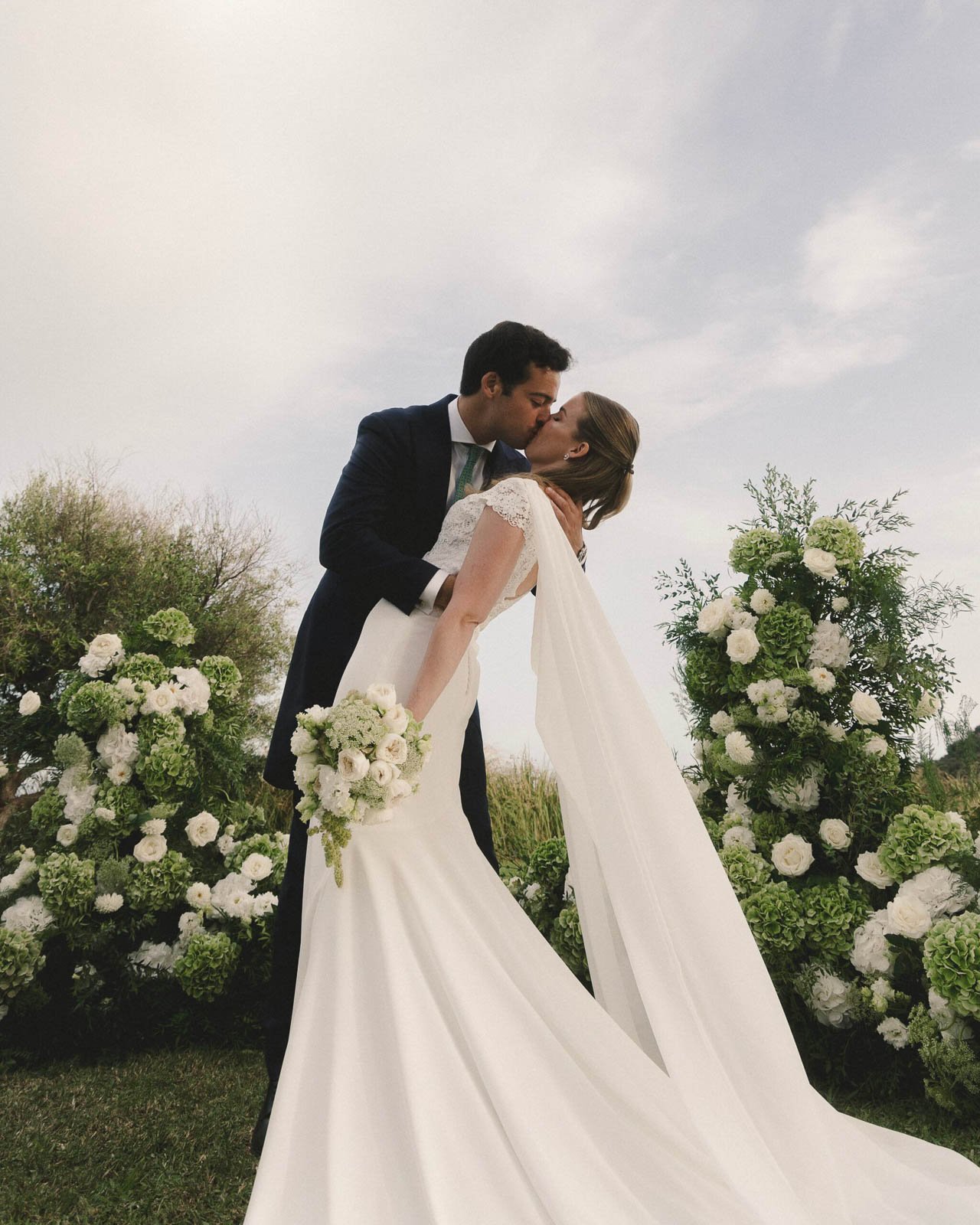 beso apasionado junto decoración floral