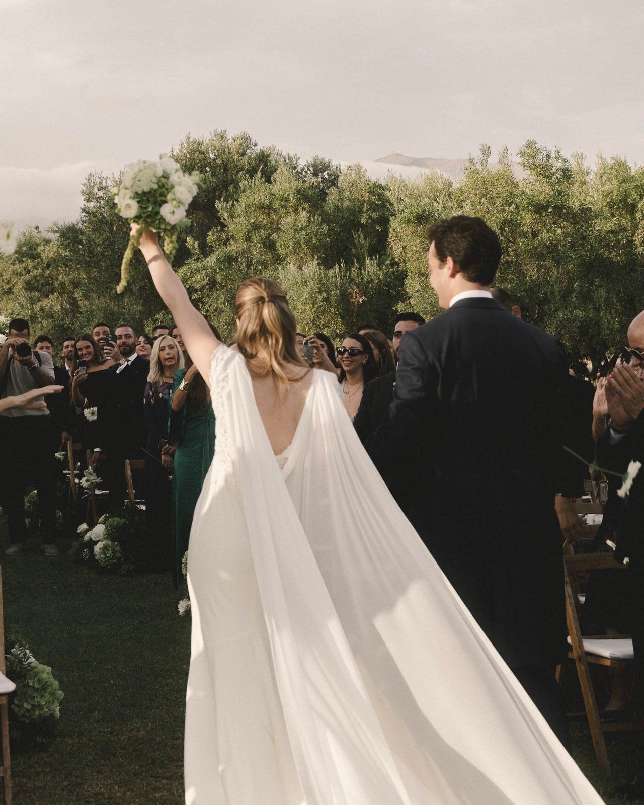 pareja caminando juntos tras la ceremonia