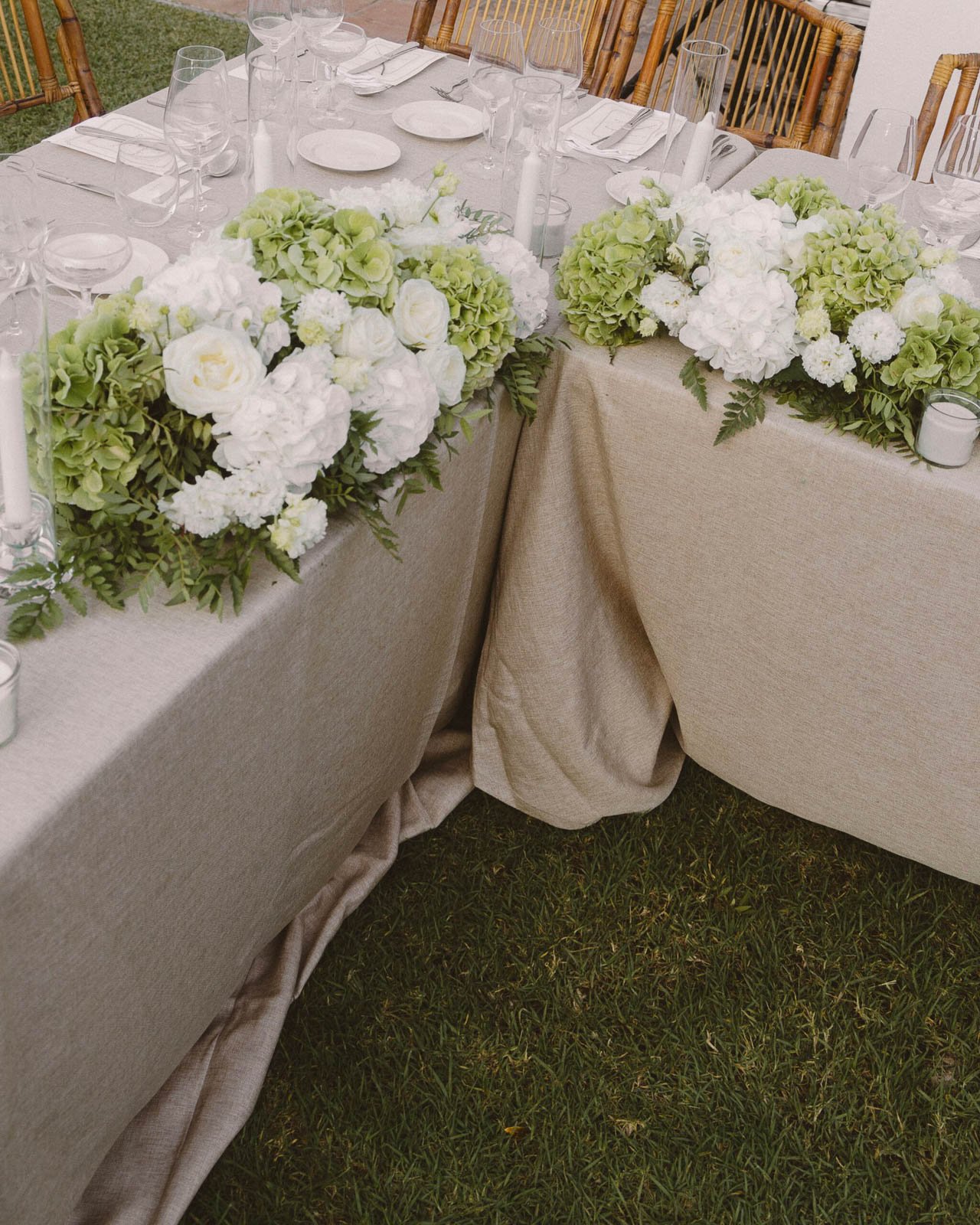 detalle de flores blancas dispuestas sobre tela