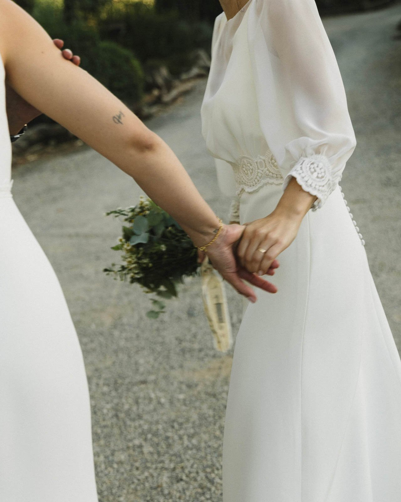 novias cogidas de la mano caminando