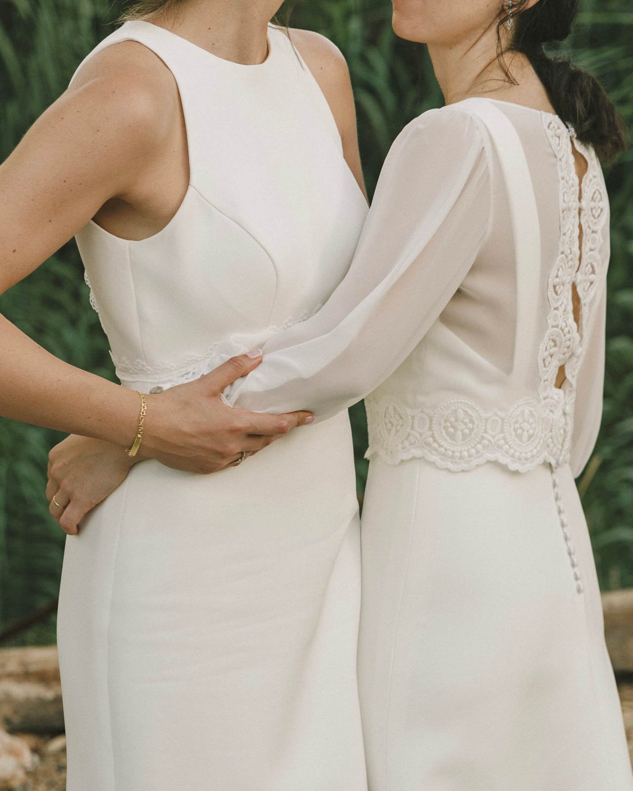 abrazo suave entre dos novias al aire libre