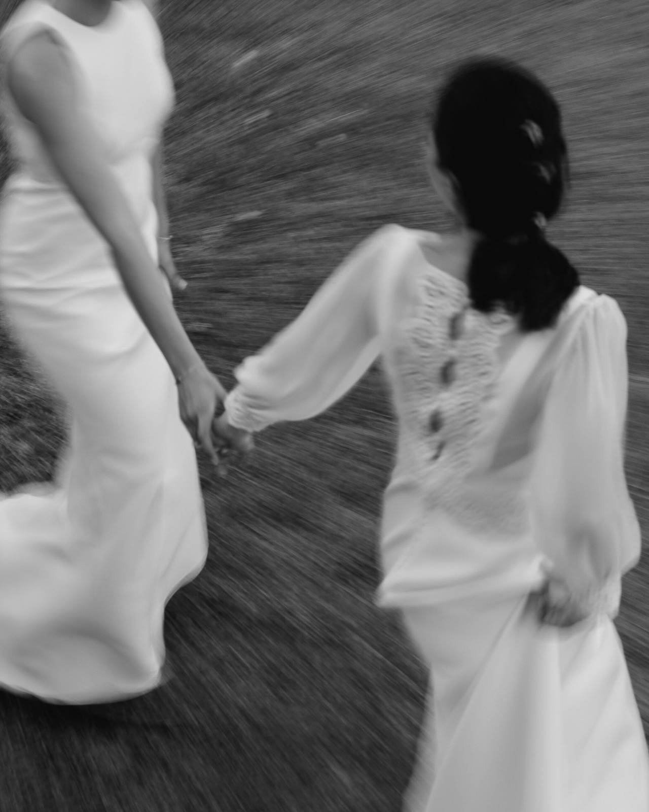 pareja caminando de la mano de espaldas