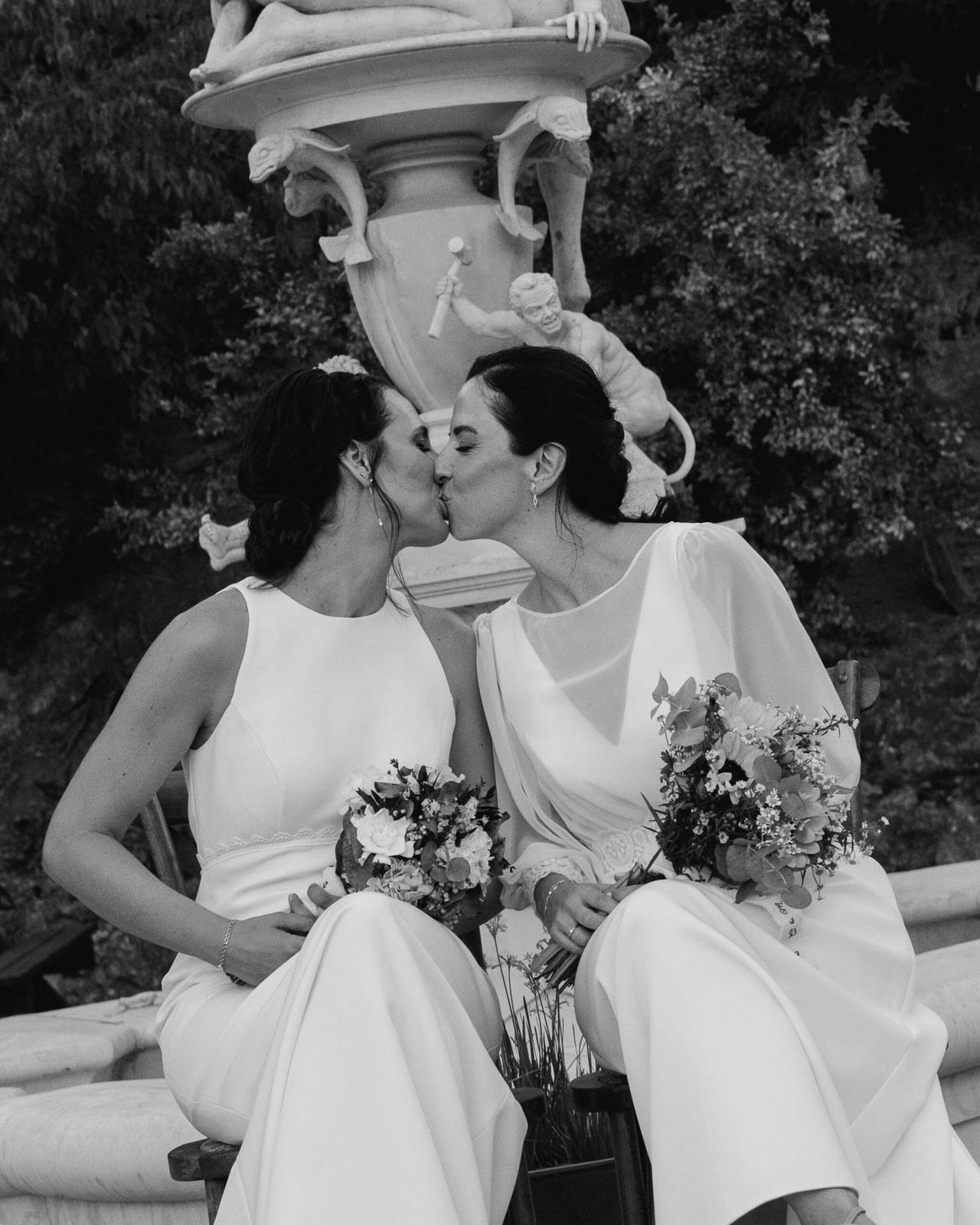 dos novias sentadas juntas compartiendo un momento íntimo