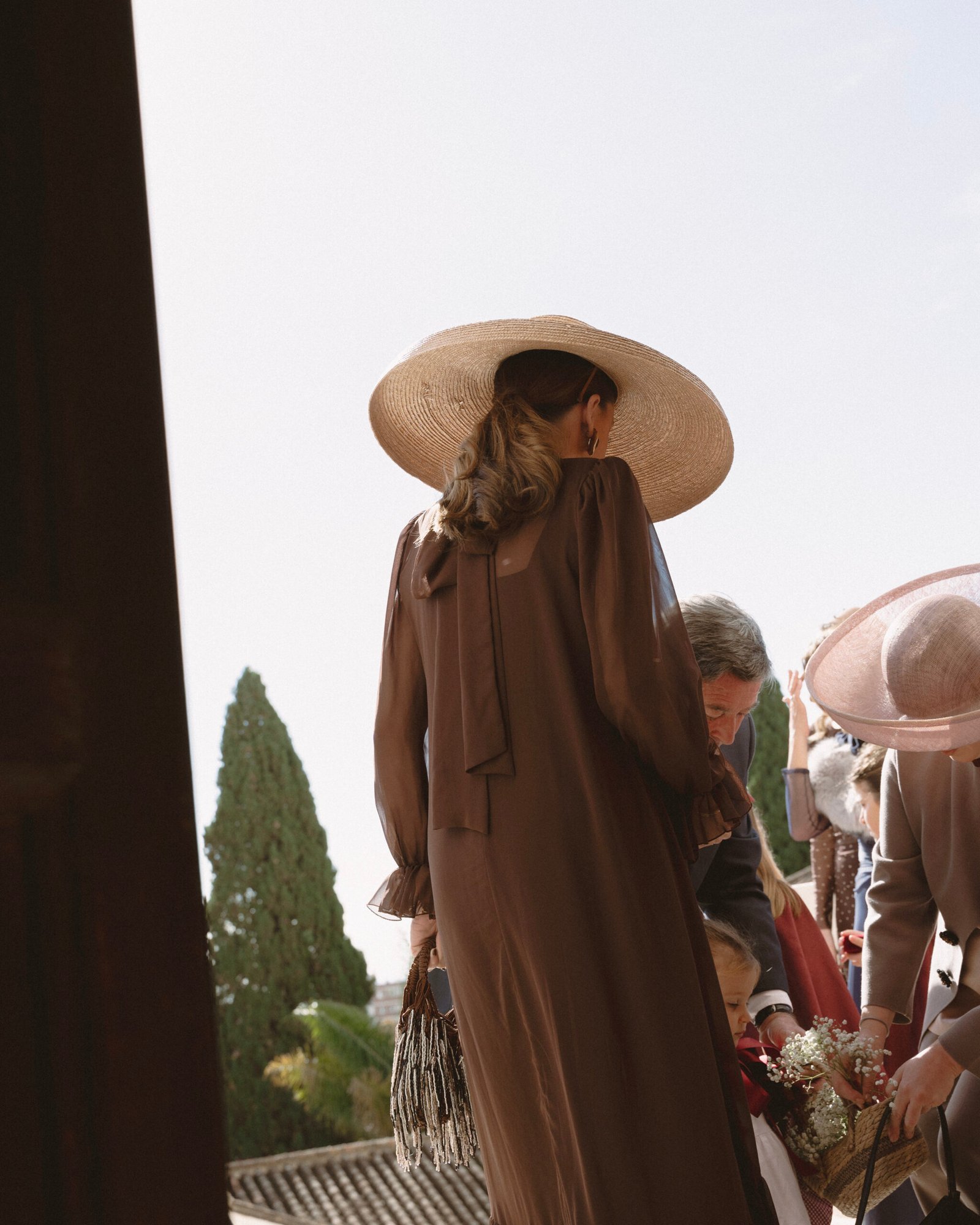 invitada de boda con un sombrero de paja