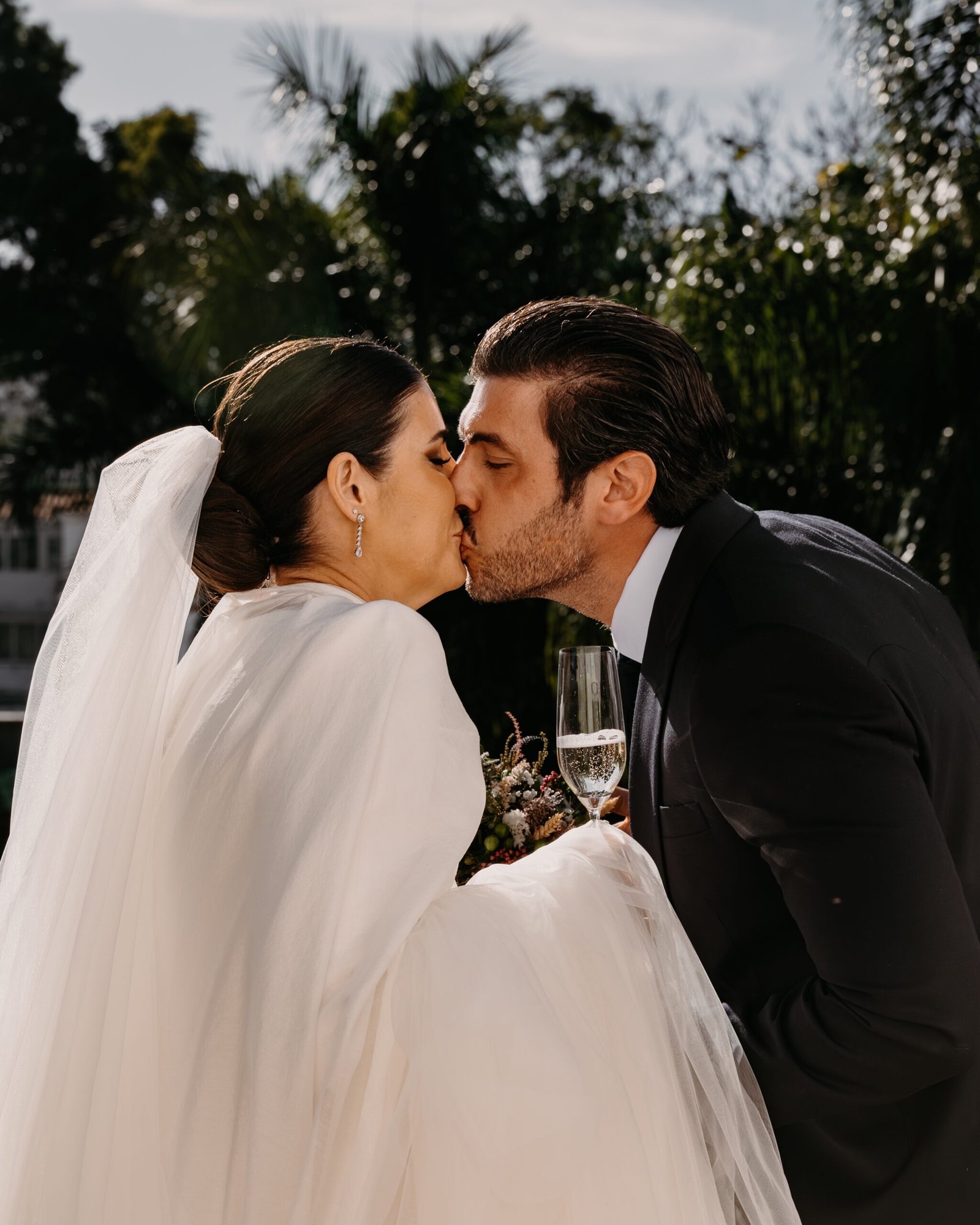 pareja de recién casados besándose