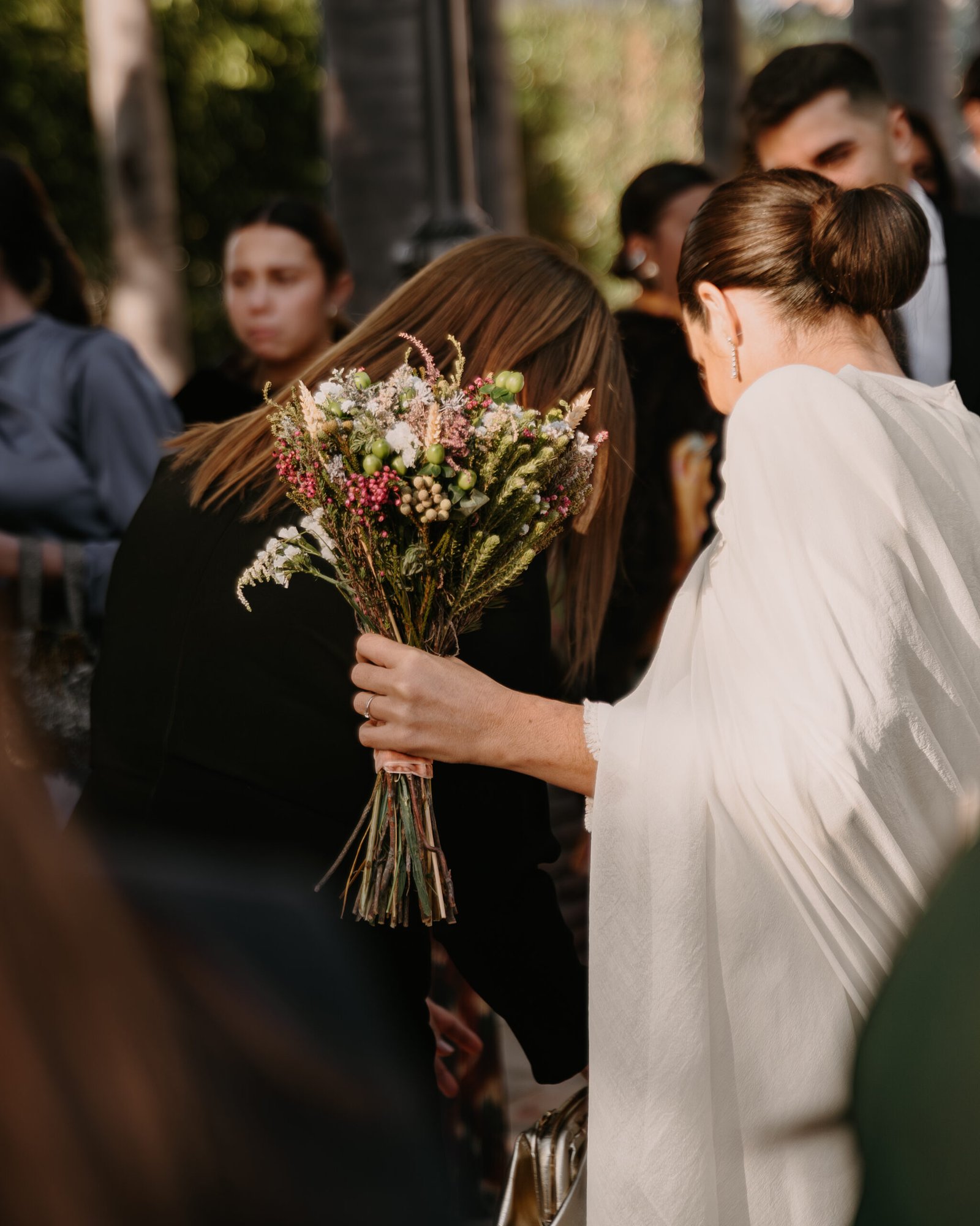 novia sujetando ramo de flores