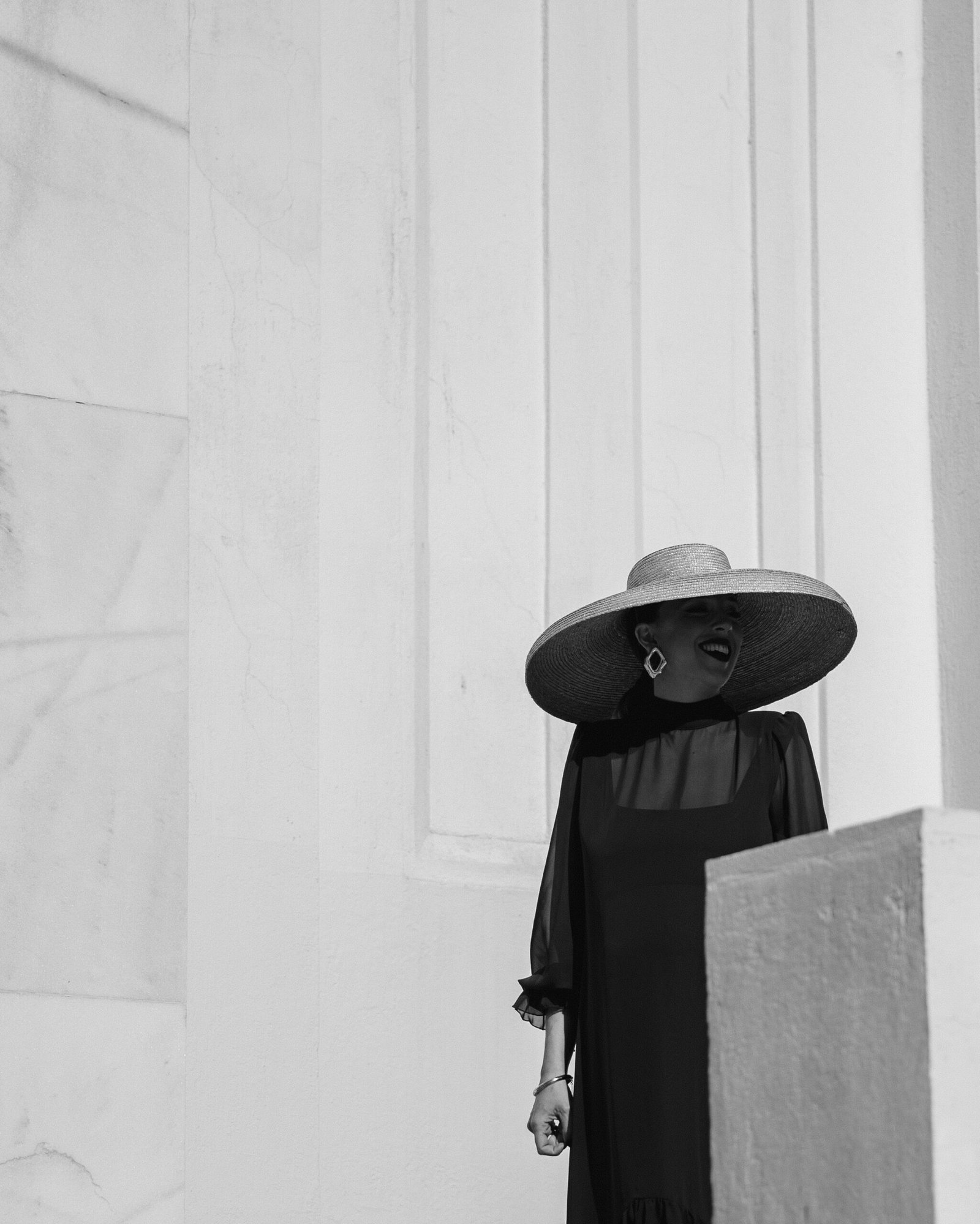 invitada de boda en blanco y negro sobre fondo blanco