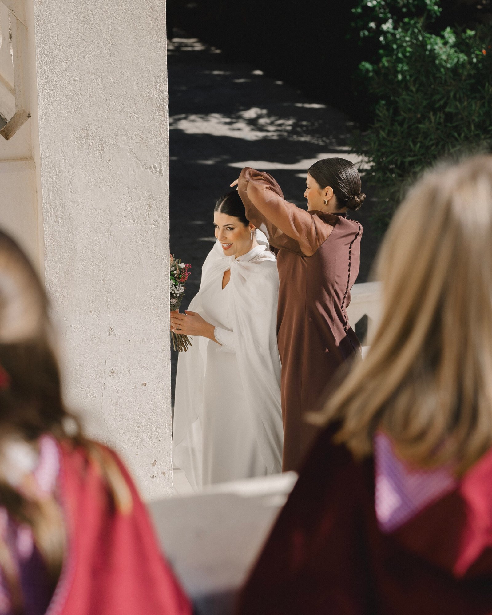 novia preparando el velo antes de entrar en inglesia