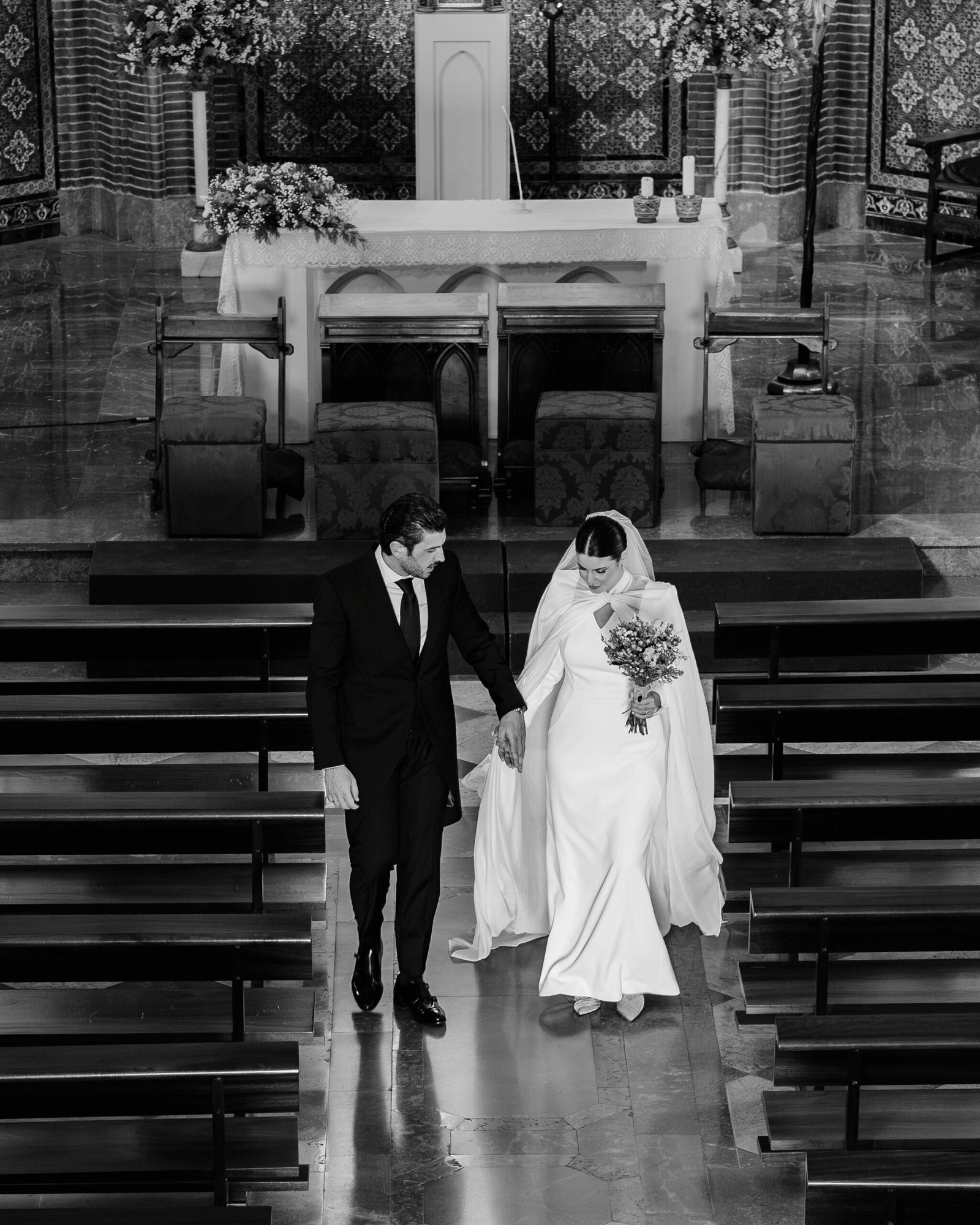 pareja recién casada caminando en iglesia