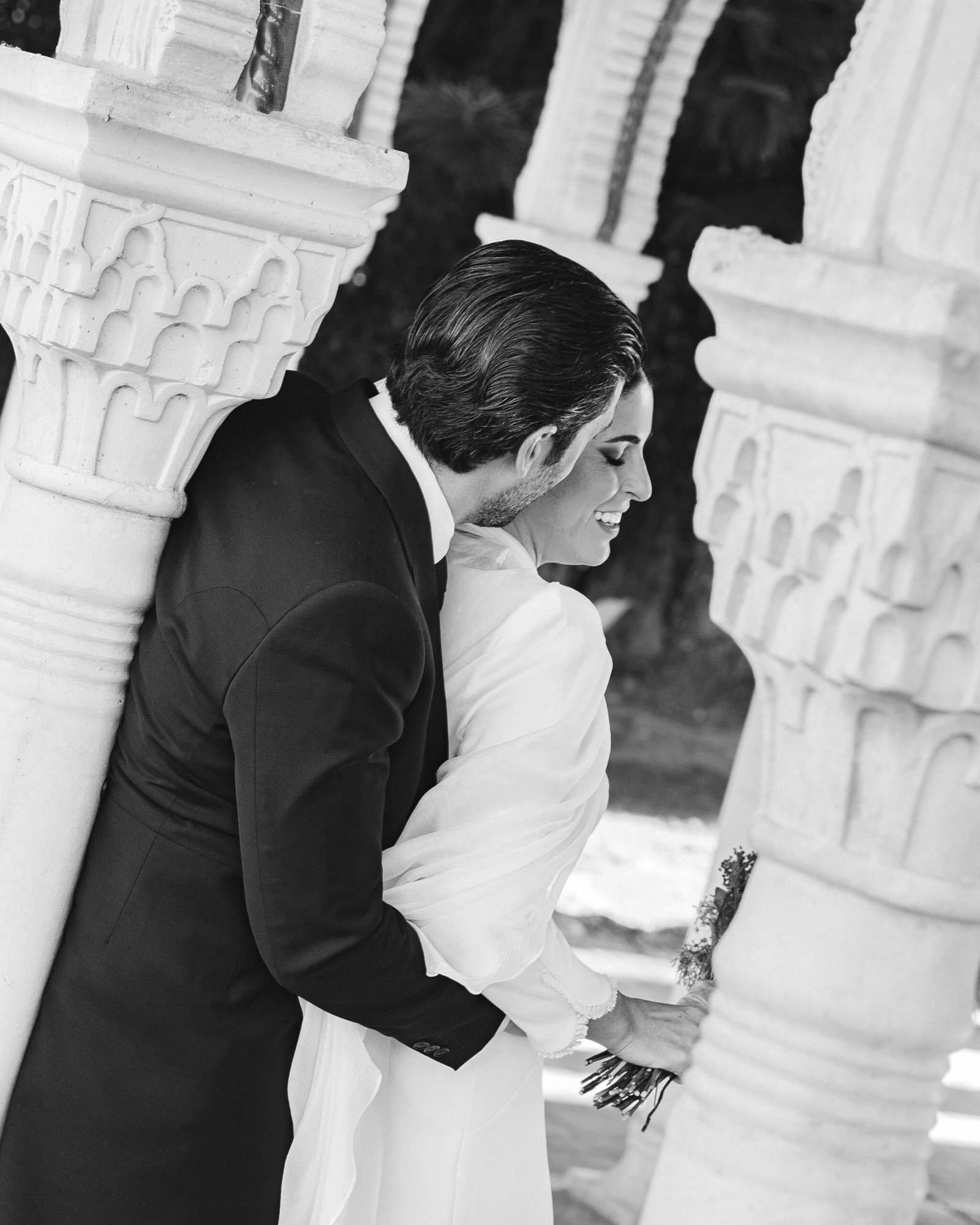 hombre abrazando a mujer por la espalda besando su mejilla